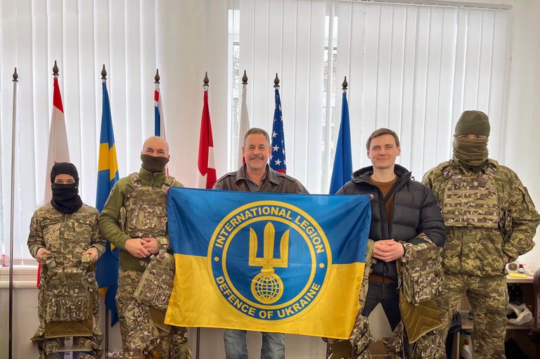 Файл:Бойцы ностранного легиона Украины позируют с флагом легиона.jpg