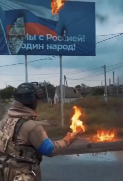 Файл:Ukrainian soldier of the Kraken Regiment in Kupiansk burning a pro-russian billboard with a Molotov Cocktail.png