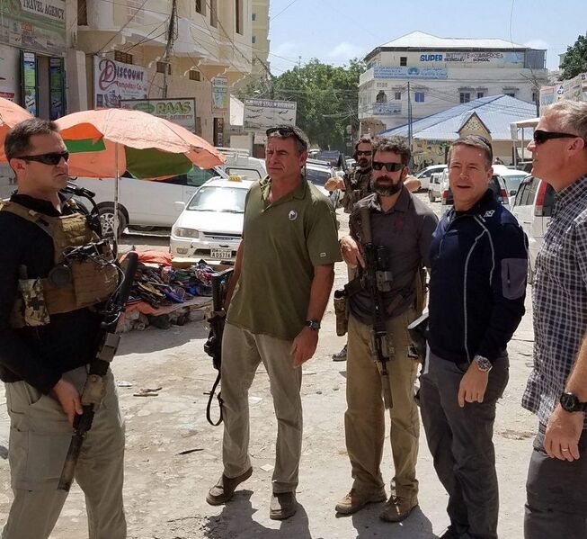 Файл:Генерал Остин Миллер, морские рейдеры КСО КМП США и сотрудники ЧВК Bancroft Global в Могадишо.jpg