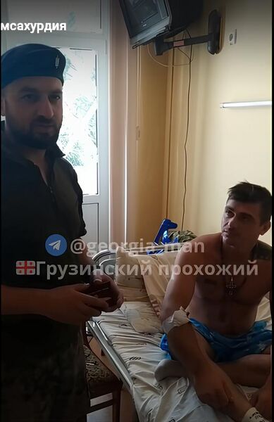 Файл:Командир Ладо Гамсахурдия пришёл в больницу к Бичахии и вручил ему удостоверение НПО Круглый стол-Свободный Кавказ..jpg