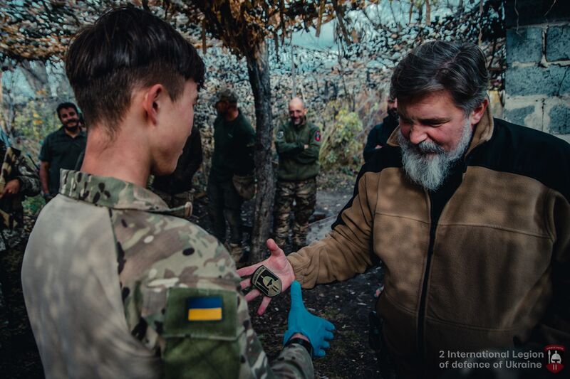 Файл:Роланд Итан Самуэль получает нашивку 2-ого интернационального легиона Украины.jpg