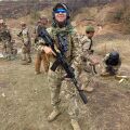 На фото запечатлен уже мертвый колумбийский наемник, воюющий на стороне ВСУ. Как и многие иностранные боевики, он оснащен западным тактическим снаряжением, очками и наушниками, а также использует автомат Калашникова.