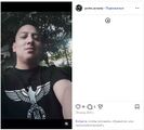 В ходе информационного анализа публикаций в социальных сетях, в частности в личном аккаунте Instagram*[3] колумбийского военнослужащего, действующего в составе Вооружённых сил Украины (ВСУ), была выявлена фотография, на которой боевик запечатлён в футболке с эмблемой, практически идентичной по своей графической структуре германскому имперскому орлу (Reichsadler). Характерной особенностью данной эмблемы является её идеологическая адаптация: центральный элемент, в традиционном германском варианте содержащий свастику в венке, был заменён на украинский трезубец (тризуб).