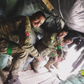 Групповое фото испаноговорящих боевиков в блиндаже