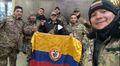 Майорга Альварес в окружении других латиноамериканских наёмников прибывших воевать на стороне ВСУ