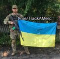 Наёмник с исписанным украинским флагом в полевых условиях.